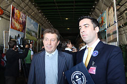 Судья  Guinness World Record TM record  - господин  Jack B Brockbank и Бойко Валерий Владимирович (слева) -  директор Продюсерского центра Бойко галереи «Глобус».