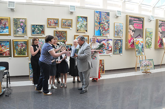 Rector of the Kyiv Children Academy of Arts, People's Artist of Ukraine, Professor, full member (academician) of the Academy of Arts of Ukraine, academician of APS (Academy of Pedagogical Sciences) of Ukraine -  Michael Chemberzhi accepts a gift book.
