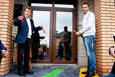 The red ribbon  cutting ceremony. General Director of Producer Center Boyko, Gallery "Globus" - Valeriy Boyko (left) and Director of the Residential Club District  "Cherry Town" - Dmitriy Kuzmenko (right).
