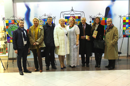 Oksana Fursa (center right), Valentina Balabanova (center left), foreign delegation.