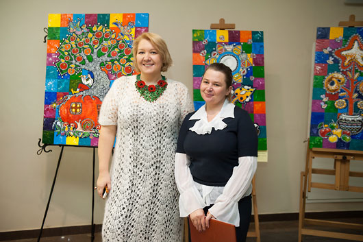 Rector of the THE INSTITUTE OF ART FOR DECORATIVE MODELLING AND DESIGN named after Salvador Dali - Oksana Fursa (left) and Art Critic of the Gallery "Globus" - Oksana Boyko (right).